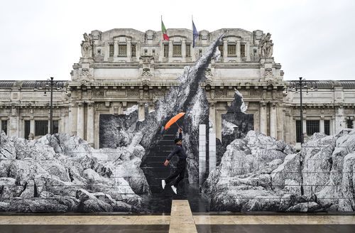 La Nascita di JR, Stazione di Milano Centrale