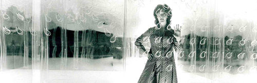 Graziella Lonardi Buontempo nella sala di Gino Marotta, 1970, Vitalità del Negativo, Roma, Palazzo delle Esposizioni. Photo Cristina Ghergo. Centro Archivi MAXXI Arte, Fondo Incontri Internazionali d’Arte. Courtesy Fondazione MAXXI