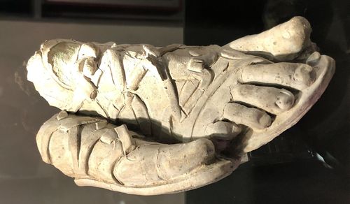 Ai piedi degli dei. Le calzature dal mondo classico al contemporaneo
