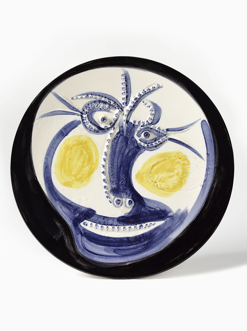 Pablo Picasso, <em>Visage / Piatto con sorriso</em>, 1960. Ed. 33/100, Colecci&oacute;n Serra, Mallorca, 42,5 cm ⌀ A.R.448<br /><br />