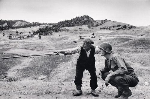 Robert Capa,&nbsp;<em>Sicilian peasant telling an American officer which way the Germans had gone, near Troina, Italy, August 1943</em>&nbsp;