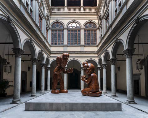 KAWS, THE MESSAGE, 2025. Installation view. BFF, Legno, cm. 5501 x 2513 x 2763. COMPANION, Legno, cm. 3872 x 2514 x 2450 Photo Ela Bialkowska OKNO studio ©