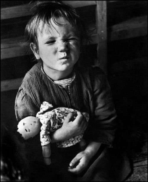 David Seymour, Un bambino di una famiglia numerosa con una bambola fatta in casa, Vienna, 1948