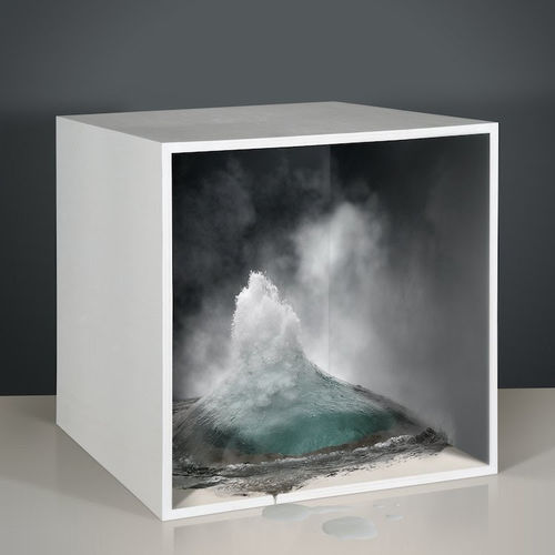 Aqua Aura, Empty Spaces #4, 2014, stampa Lambda su pellicola Duratrans – lightbox, basamento in legno verniciato, 48x85x120 cm. (collocazione: cantine di sinistra, sala 2)