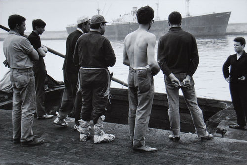 Lisetta Carmi, Genova-Porto, 1964, fotografia, stampa ai sali d’argento. Genova, Galleria Martini & Ronchetti. Courtesy Archivio Lisetta Carmi