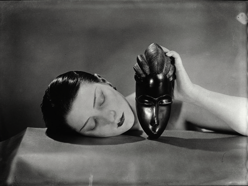 Man Ray, <em>Noire et blanche</em>, 1926<span>, stampa ai sali d&rsquo;argento, 17,3x23,5 cm. Collezione privata. Image: Telimage, Paris</span>