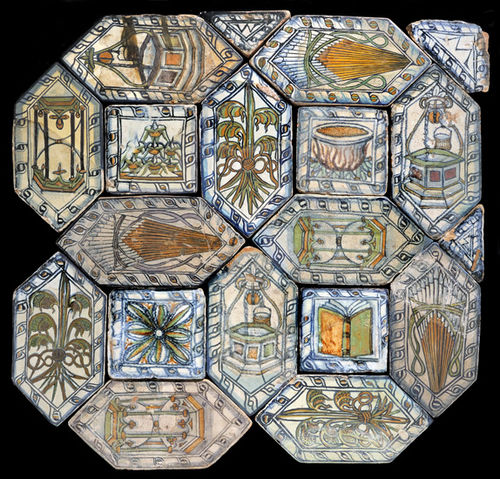 Manifattura ungherese del sec. XV, Pavimento di maiolica dal Palazzo Reale di Buda con l' emblema di Mattia Corvino e della casa d'Aragona, 1476 -1490, Budapest, Museo Storico