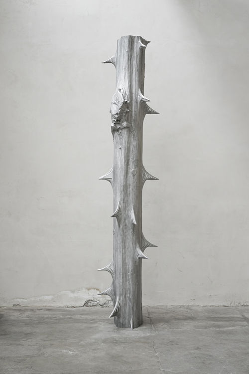 Alice Channer, Megaflora, 2021. Sand-Cast-Aluminum, 330x72x47 cm.
