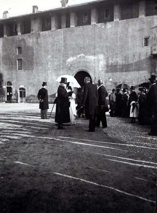 Re Umberto I e Luca Beltrami, cerimonia per l’inaugurazione della sede della Società Storica Lombarda nella sala della Rocchetta del Castello Sforzesco alla presenza di Re Umberto I e della Regina Margherita di Savoia, 19 ottobre 1897