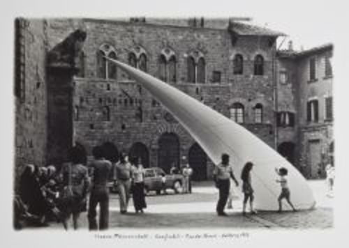 Franco Mazzucchelli, Gonfiabili, P.za dei Priori, Volterra, 1973