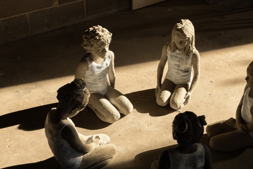 Valerio Berruti, <em>Nel nome del Padre</em>, 2024, 42 sculture in vetroresina, cemento e juta, 75 &times; 60 &times; 25 cm cadauna + 2 affreschi su juta, 500 &times; 400 cm cadauno | Courtesy Valerio Berruti I Foto: Letizia Cigliutti