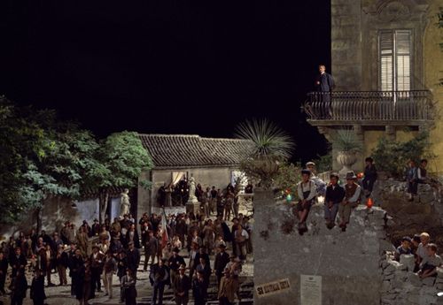 Scena del film Il Gattopardo: nella piazza di Donnafugata/Ciminna vengono proclamati i risultati del plebiscito
