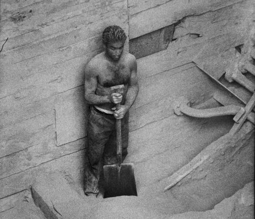 Lisetta Carmi, Il porto, Lo scarico dei fosfati, Genova, 1964 © Lisetta Carmi - Martini & Ronchetti