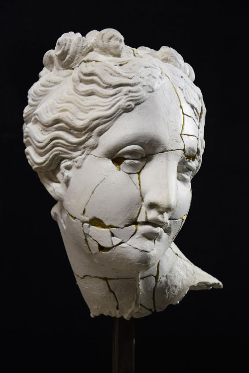 Alessio Deli, Kintsugi, 2023. Resina e foglia doro, 35x24x30 cm.