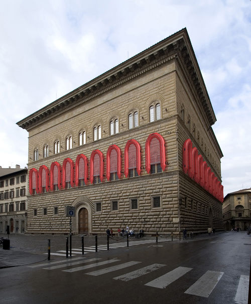 Ai Weiwei, Reframe_Palazzo Strozzi: Reframe/Nuova cornice, 2016, PVC, policarbonato, gomma, cm 650 x 325 x 75 ciascuno (22 gommoni di salvataggio)