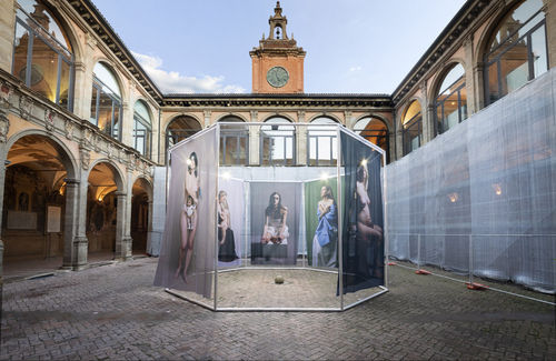 Julia Krahn, 33MM pixel, 2019. installazione, 7 stampe su tessuto, 500x300 mt, diametro 800 cm.