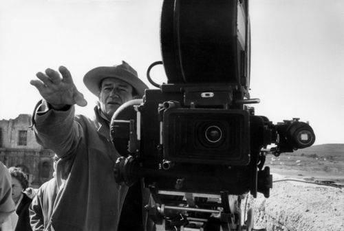 John Wayne mentre dirige una scena del film The Alamo – La battaglia di Alamo, Texas, USA, 1959  