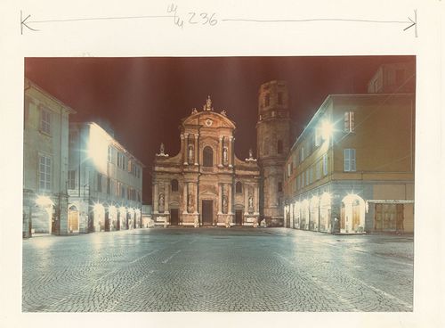 Luigi Ghirri, pagine del menab&ograve; di Paesaggio italiano. Reggio Emilia &ndash; piazza San Prospero, 1987