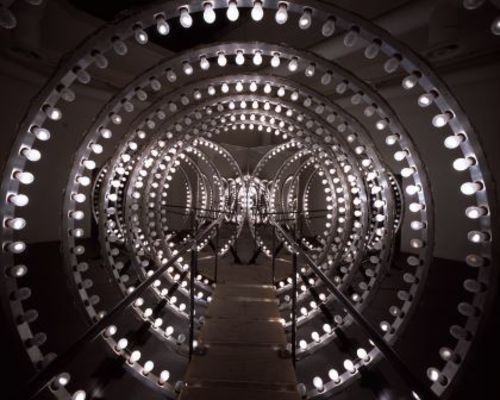 Carsten H&ouml;ller, <em>Y</em>, 2003 (dettaglio), Lampadine, DMX lighting control system, alluminio, segnali luminosi su entrambe le uscite, cavi, legno, acciaio, specchi, 300 x 600 x 1.200 cm | Courtesy dell&rsquo;artista e Thyssen-Bornemisza Art Contemporary, Vienna - Foto &copy; Attilio Maranzano, 2003<br />