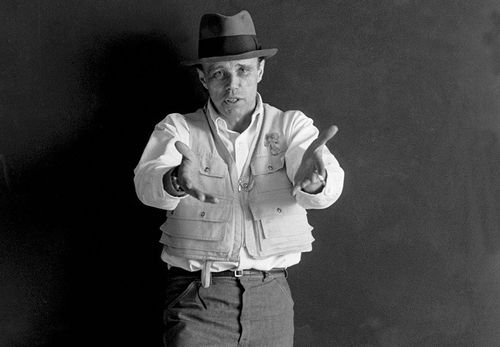 Elisabetta Catalano, Joseph Beuys, <em>Scultura invisibile</em>, performance in studio, 1973 (part)