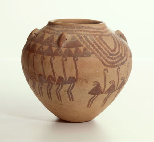 Vaso decorato con struzzi, colline e acque Naqada IID1 (3450 – 3325 a.C.). Ceramica dipinta, Collezione Insinger Rijksmuseum van Ouheden, Leiden, inv. F 1901/9.93 Altezza: 15cm, diametro max.: 17cm
