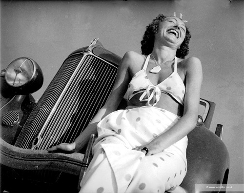 Lee Miller, Nusch Éluard seduta su un’auto. Golfe Juan, Francia, 1937