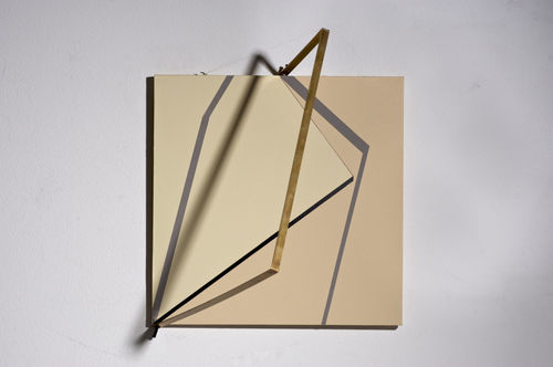 Grazia Varisco, Meridiana 2 (da “Meridiana” in nove versioni), 1974, legno, collage di cartoncini, porzione di perimetro mobile in ottone, 50x50 cm.