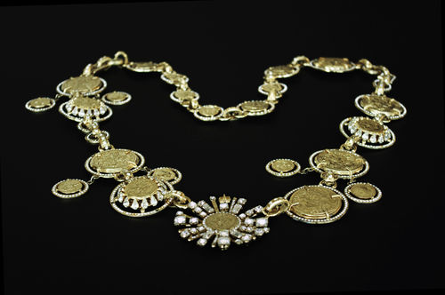 Collana. Disegnato da: Gianfranco Ferré. Anno: 1991. Stagione: Autunno/Inverno. Collezione: Prêt-à-Porter. Look: 110. Produttore: Il Gioiello di Firenze - Firenze