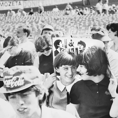 Due ragazze al concerto dei Beatles, al Vigorelli di Milano, 24 giugno 1965 (Servizio fotografico di Sergio Cossu ed Eugenio Pavone)