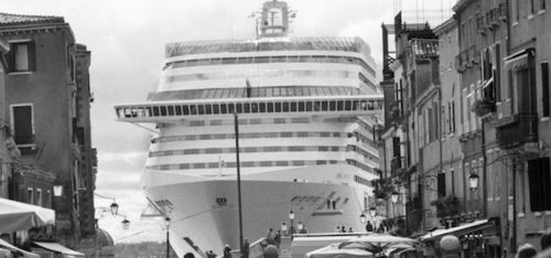 Gianni Berengo Gardin, Venezia, aprile 2013, Le grandi navi da crociera invadono la città, La MSC Divina passa davanti al centro storico 