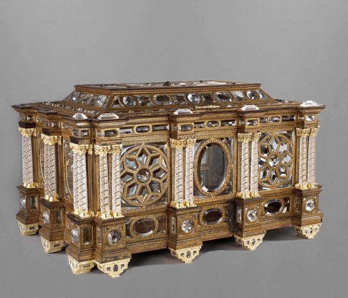 Cofano, Venezia, circa 1600. Cristallo di rocca, legno dipinto e dorato, argento dorato, rame argentato Lisbona, Museu Nacional de Arte Antiga