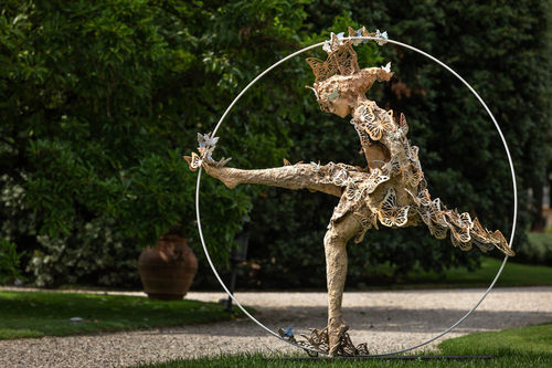 Antonio Nocera, Gioia di vivere, bronzo policromo, h 200 cm.