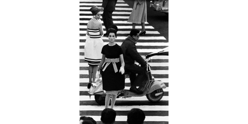 William Klein, <em>Simone + Nina, Piazza di Spagna, Rome (Vogue)</em>, 1960 | &copy; Studio Klein Paris | Courtesy IKONA Gallery, Venezia