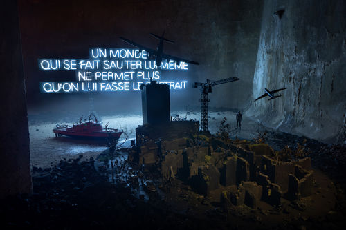 Anne et Patrick Poirier, Finis Terrae, 2019 n&eacute;on et mat&eacute;riaux divers, installation / neon e materiali misti, installazione, 350x700 cm.