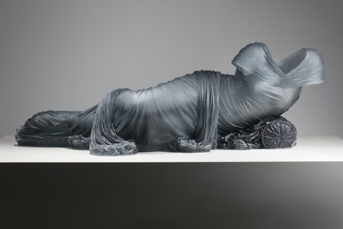 Karen LaMonte, Reclining Nocturne 3, 2021, vetro fuso