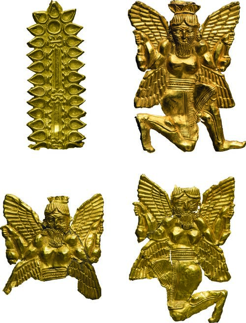 Geni alati e albero sacro, Provenienza forse Ziwiy&eacute; (Iran), Neo-assiro (VIII sec. a.C.), Oro 1.5 x 4.5 cm, 3 x 4.2 cm 3 x 3 cm, 3 x 4 cm | Courtesy of Collezione Giancarlo Ligabue, Venezia<br />