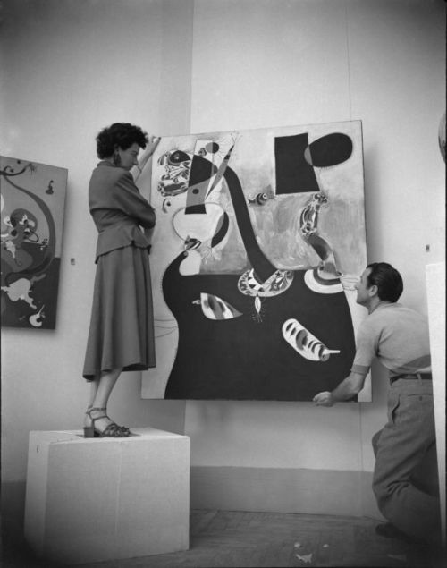 Peggy Guggenheim during the preparation of the Greek Pavilion, at the XXIV Biennale di Venezia, 1948 | &copy; Fondazione Solomon R. Guggenheim | Photo Archivio CameraphotoEpoche, donation by Cassa di Risparmio di Venezia, 2005