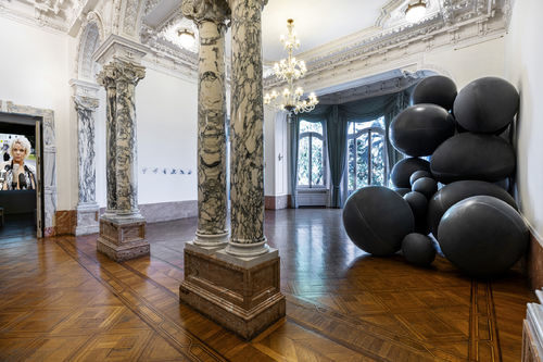 From left to right: Pauline Boudry &amp; Renate Lorenz,&nbsp;<em>Silent</em>&nbsp;(2016), installation with HD, 7:00&rsquo;. Miriam Cahn,&nbsp;<em>schweigende schwester</em>&nbsp;(1980), pencil on white paper,&nbsp;installation: 21&times;190 cm. Dorian Sari,&nbsp;<em>Breakneck&nbsp;</em>(2021), rubber balloons, various sizes.Installation view at Istituto Svizzero, Roma, 2021 I Ph. Ela Bialkowska,&nbsp;OKNO Studio<br />