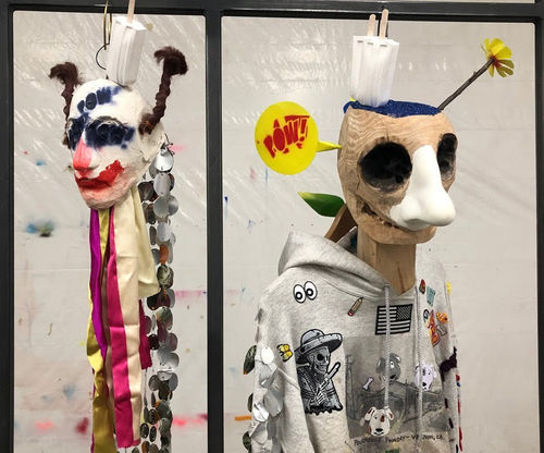 Alessandro Pessoli, City of God, 2017-2020. Legno, gesso, lamiera, spray paint, seta, acciaio, ferro, alluminio, cera, capelli sintetici, glitter, resina, abbigliamento personale decorato con lana e stemmi, 97x219x187 cm.