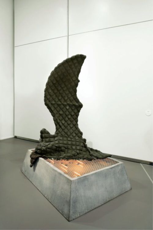 Perino & Vele, B-2 Spirit, 2005, cartapesta, ferro zincato, tempera, stufa alogena, cm 194 x 200 x 155