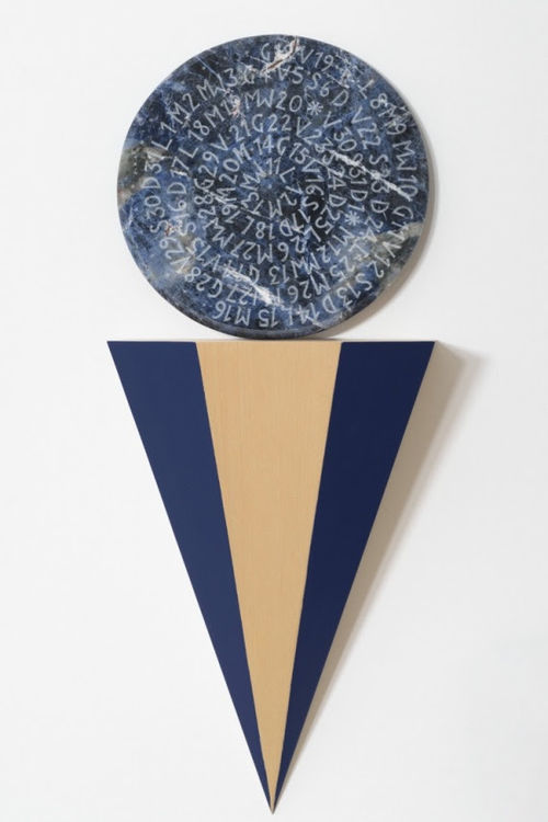 Letizia Cariello, Fuso orario #4 (I), 2021 volume in legno dipinto a mano, disco di marmo inciso, volume cm 52x34x25, marmo Ø cm 35