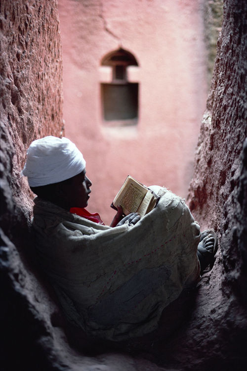 Un giovane diacono legge la Sacra Bibbia. Lalibela, Etiopia, 1997. &copy; Kazuyoshi Nomachi<br />