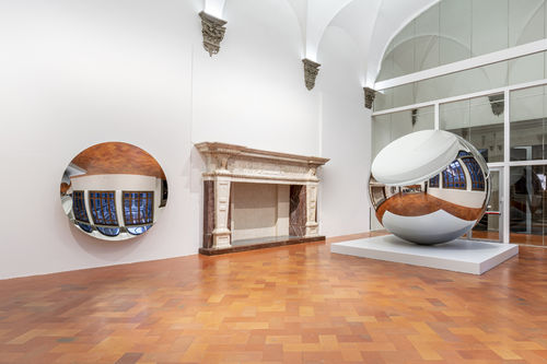 Anish Kapoor, Vertigo, 2006, acciaio inossidabile, cm. 225 × 480 × 60, allestimento mostra a Palazzo Strozzi, Firenze I © Ph. Ela Bialkowska OKNO studio