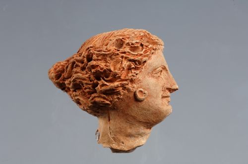<span><span><span>Testina femminile fittile</span><span> della collezione di Alessandro Palma di Cesnola arrivata al Museo di Antichit&agrave; con la donazione di Arturo Palma di Cesnola, 200-150 a.C., (Torino, Musei Reali &ndash; Museo di Antichit&agrave;, inv. 89102)</span><br /></span></span>
<div><span><br /></span></div>