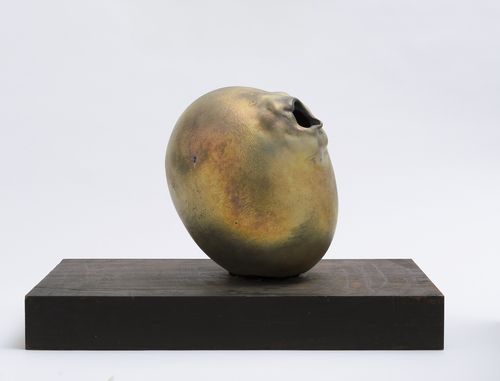 Lucio Fontana,&nbsp;Concetto spaziale, 1962-63, Terracotta smaltata, lustrata e squarcio cm 28 x 21 Milano, Fondazione Lucio Fontana &copy; Fondazione Lucio Fontana, Milano, by SIAE 2025 | courtesy Peggy Guggenheim Collection