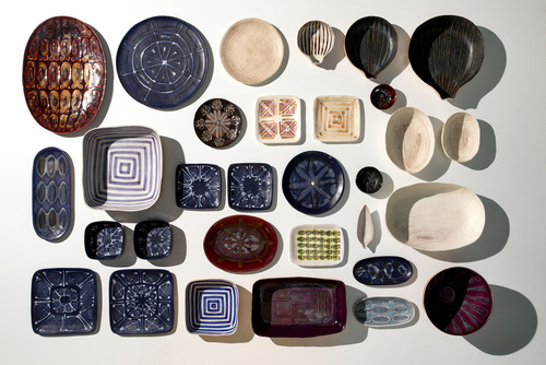 Pompeo Pianezzola, Ciotole, piatti, coppe, 1960. Terra toscana decorata, terraglia smaltata e decorata. Collezione privata