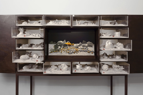 Giuliana Cunéaz, Matter waves unseen, 2013. Ferro, legno, plexiglass, led, sabbia, televisore HD microcomputer e 45 sculture in argilla cruda dipinta 165 x 113,5 x 40 cm.