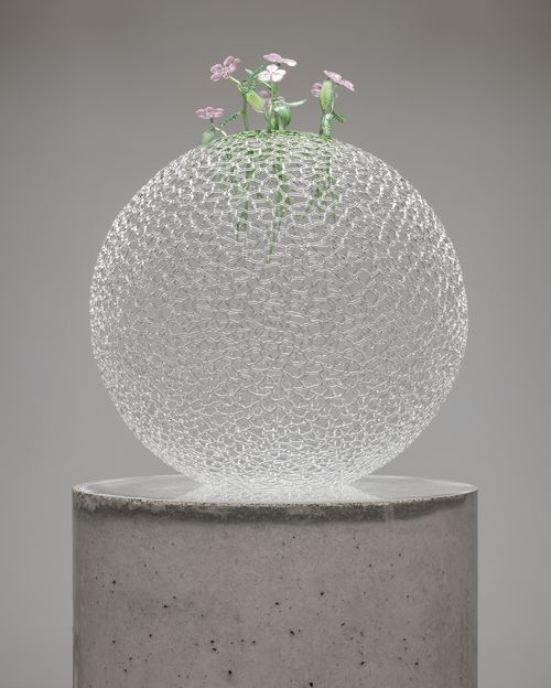 Kelly Akashi, Cosmic axis , 2022 - 2023. Flame - worked borosilicate on rotating cast concrete pedestal, 195,6 x 55,9 x 55,9 cm. Courtesy of the artist and Lisson Gallery I Ph. Pierre Le Hors