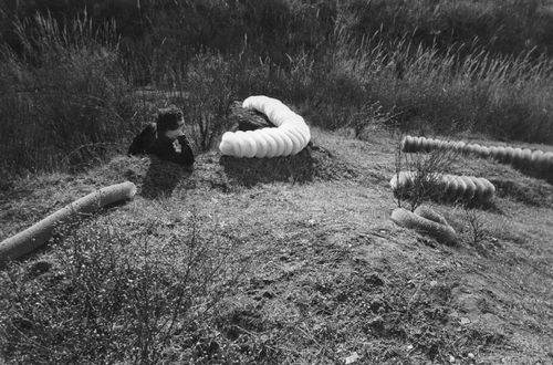Pino Pascali con Bachi da setola e altri lavori in corso, 1968 Foto di Andrea Taverna. Courtesy Fabio Sargentini – Archivio L’Attico