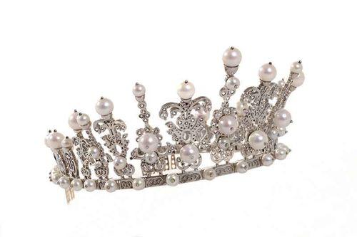 Tiara, 2010. Oro bianco 750/1000, argento al palladio 9, zaffiri bianchi sfaccettati 77 carati, 70 perle naturali coltivate bianche, h 7 cm, semicirconferenza 12 cm, lunghezza 13,5 cm. Collezione Ballarino Cavour